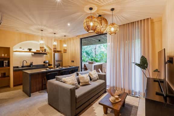 Obsidian Getaway, Luxury in the Jungle - Image 1